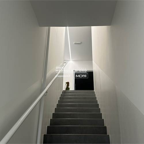 SCALA PER ACCEDERE AL PIANO PRIMO 