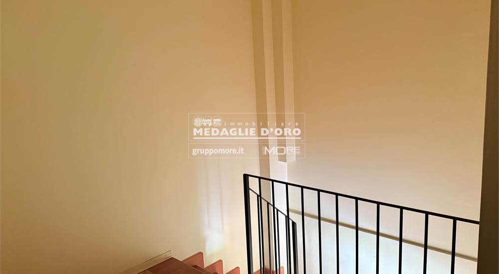 SCALA PER ACCEDERE AL PIANO PRIMO 