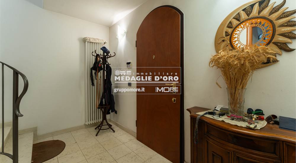 INGRESSO VANO SCALE  PIANO TERRA