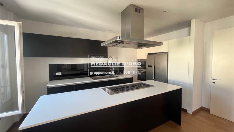 Appartamento in affitto a Modena (Centro storico), ad.ze via Emilia Centro