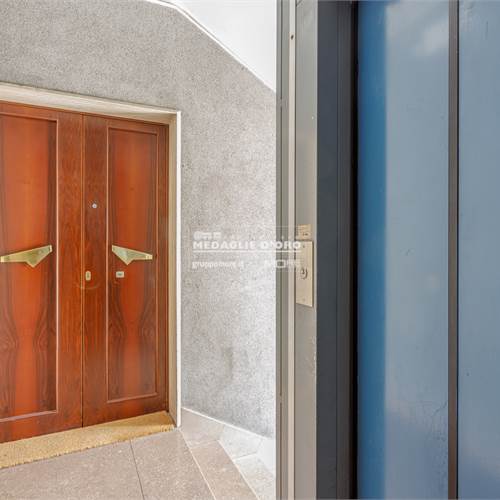 PARTICOLARE INGRESSO E ASCENSORE 