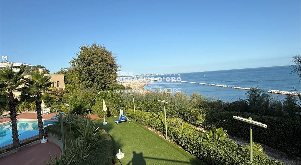 PARTI COMUN I AFFACCIO PISCINA 