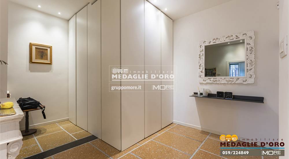 INGRESSO CON ARMADIO A MURO 