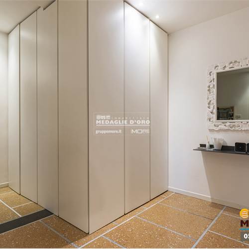 INGRESSO CON ARMADIO A MURO 