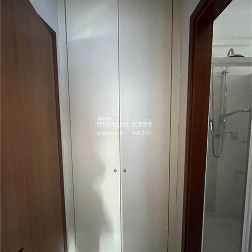 DISIMP. NOTTE CON ARMADIO A MURO