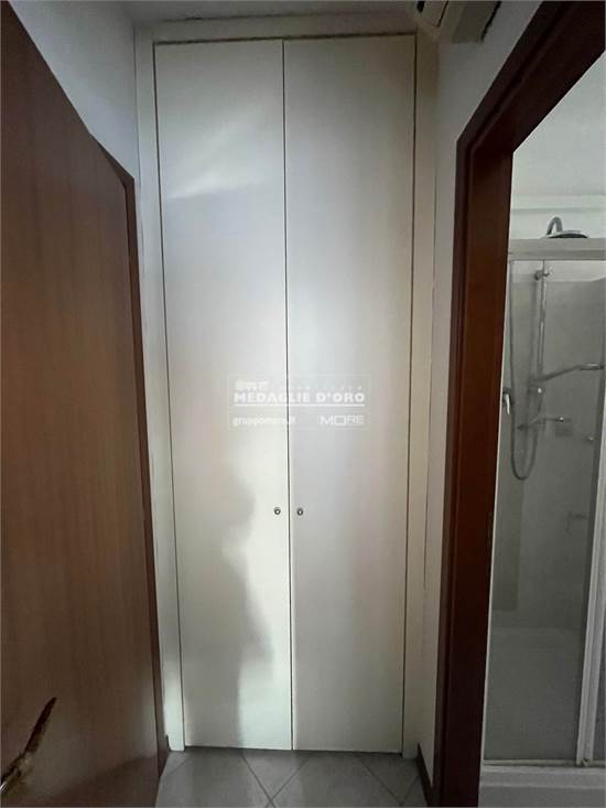 DISIMP. NOTTE CON ARMADIO A MURO