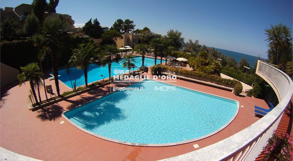 PARTI COMUNI: PISCINA GRANDE E PICCOLI