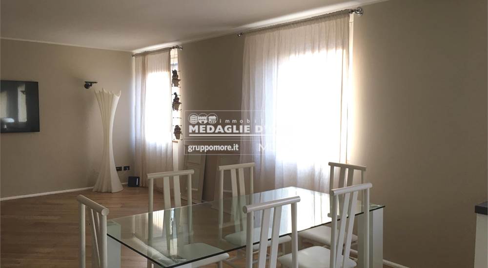 SOGGIORNO con tavolo e sedie grandi 