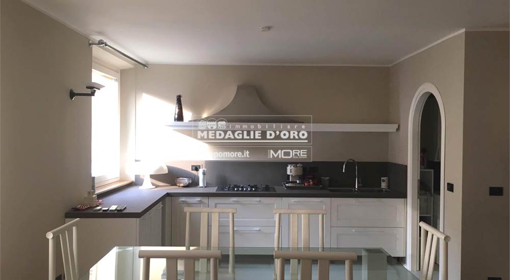 CUCINA, con tavolo e sedie grandi 
