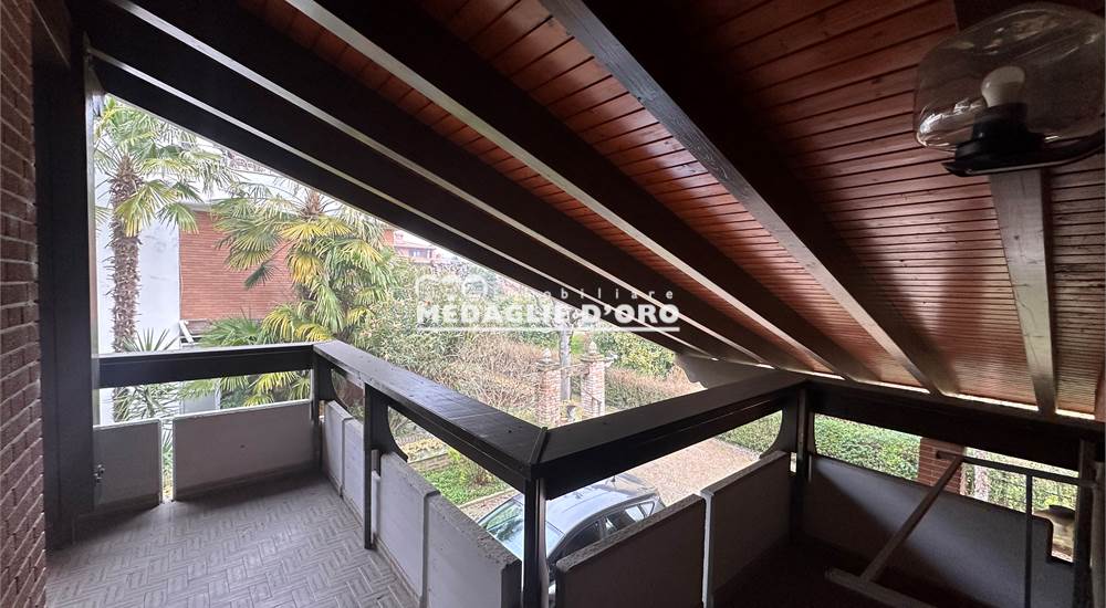 BALCONE AL PRIMOPIANO DISIMPEGNO