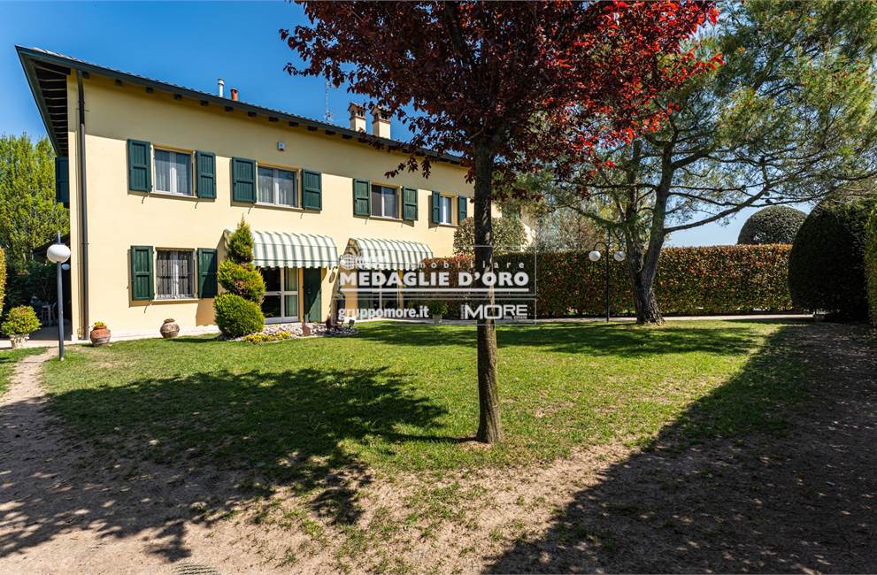 Villa d'angolo con annessa area cortiliva privata