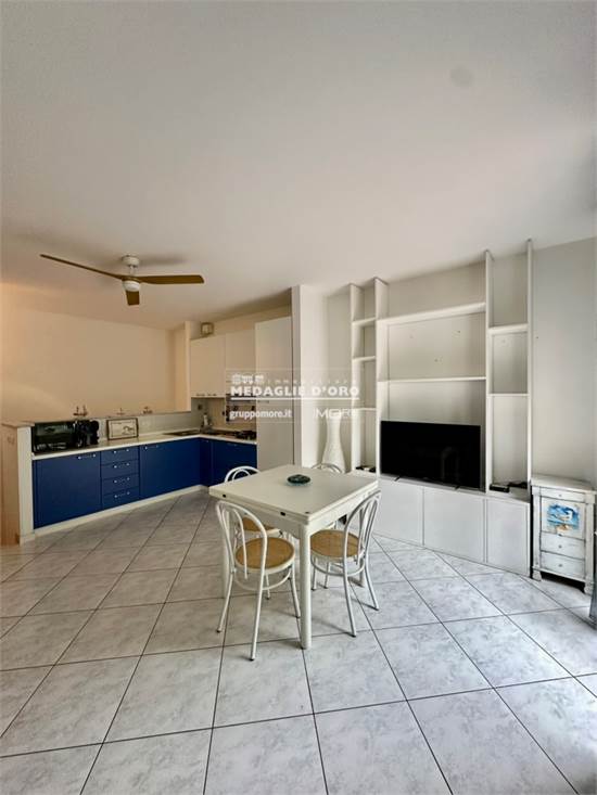 AMPIA ZONA CUCINA APERTA SUL SOGGIORNO