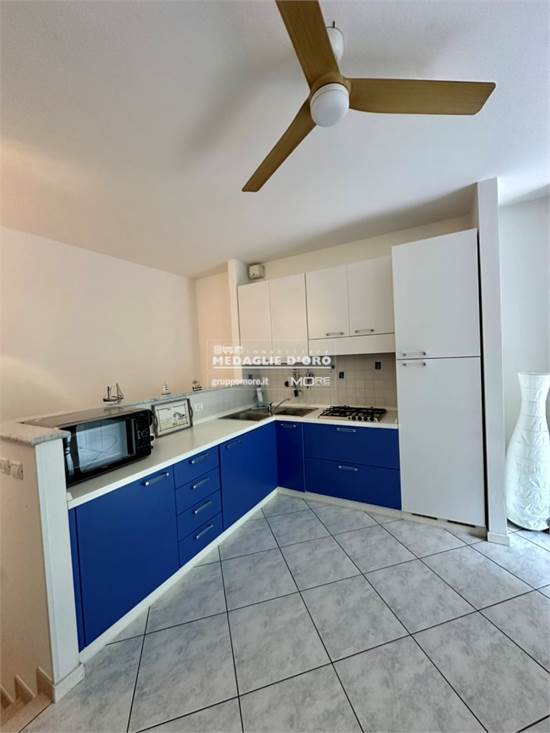 AMPIA ZONA CUCINA APERTA SUL SOGGIORNO